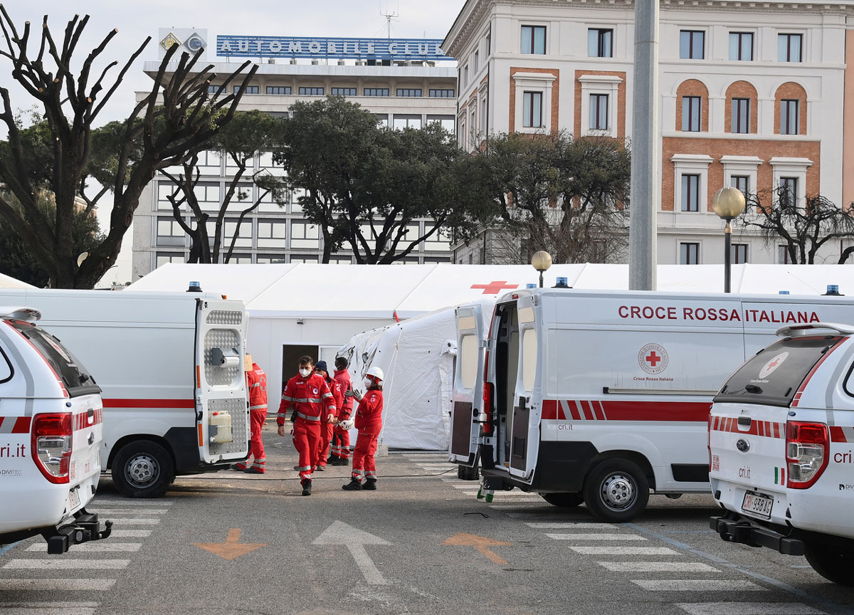 Stazione Termini, un orinatoio a cielo aperto che ingrassa i soliti noti