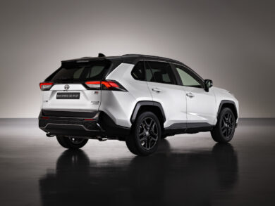 Toyota svela il nuovo Rav 4 GR Sport ispirato alle competizioni