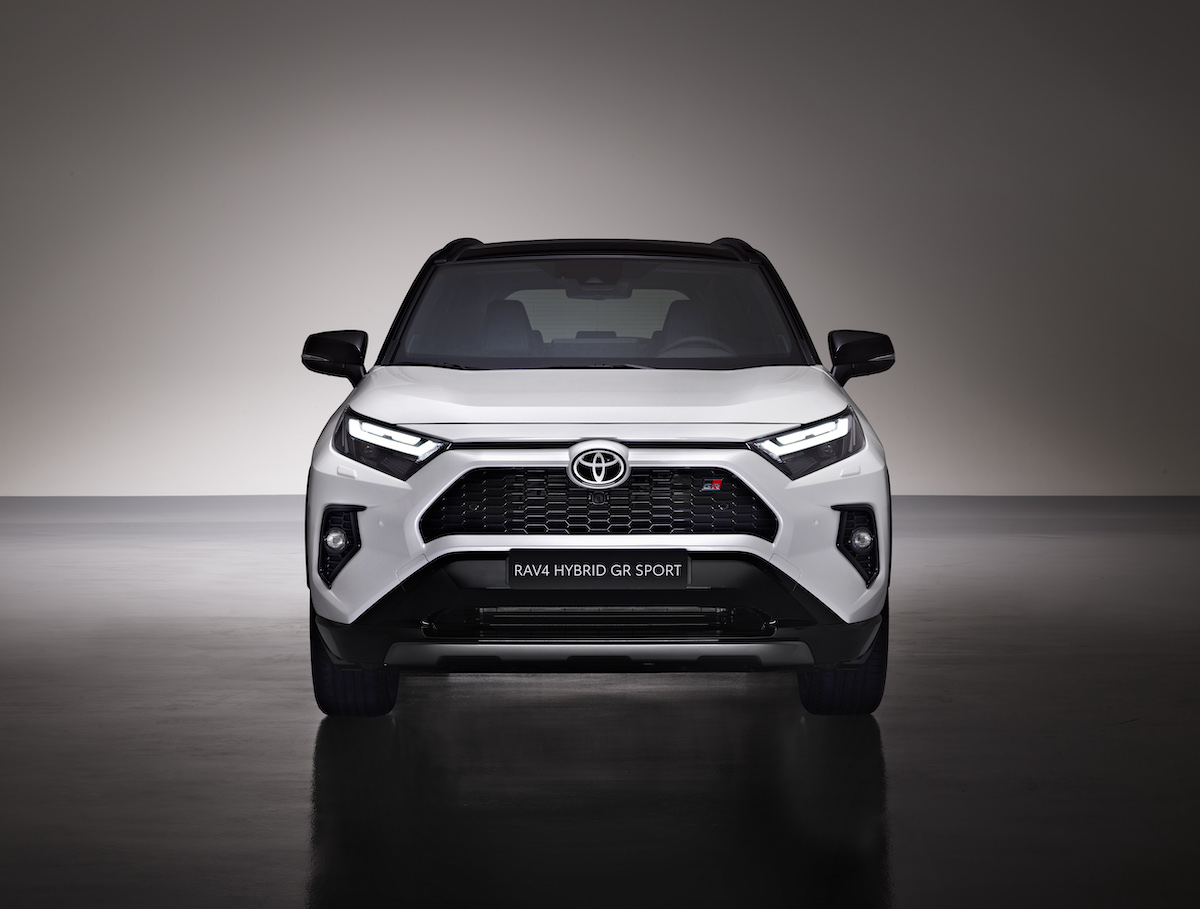 Toyota svela il nuovo Rav 4 GR Sport ispirato alle competizioni Toyota svela il nuovo Rav 4 GR Sport ispirato alle competizioni