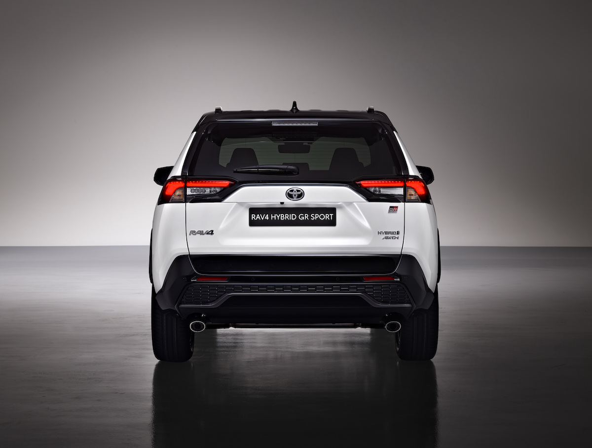 Toyota svela il nuovo Rav 4 GR Sport ispirato alle competizioni Toyota svela il nuovo Rav 4 GR Sport ispirato alle competizioni