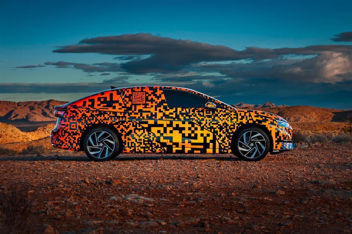 Volkswagen ID.7 esordisce al CES con un camuffamento digitale luminoso Volkswagen ID.7 esordisce al CES con un camuffamento digitale luminoso