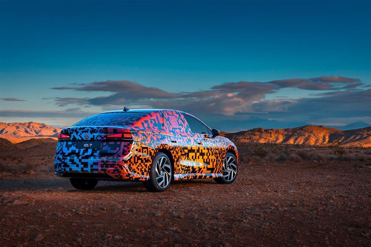 Volkswagen ID.7 esordisce al CES con un camuffamento digitale luminoso Volkswagen ID.7 esordisce al CES con un camuffamento digitale luminoso