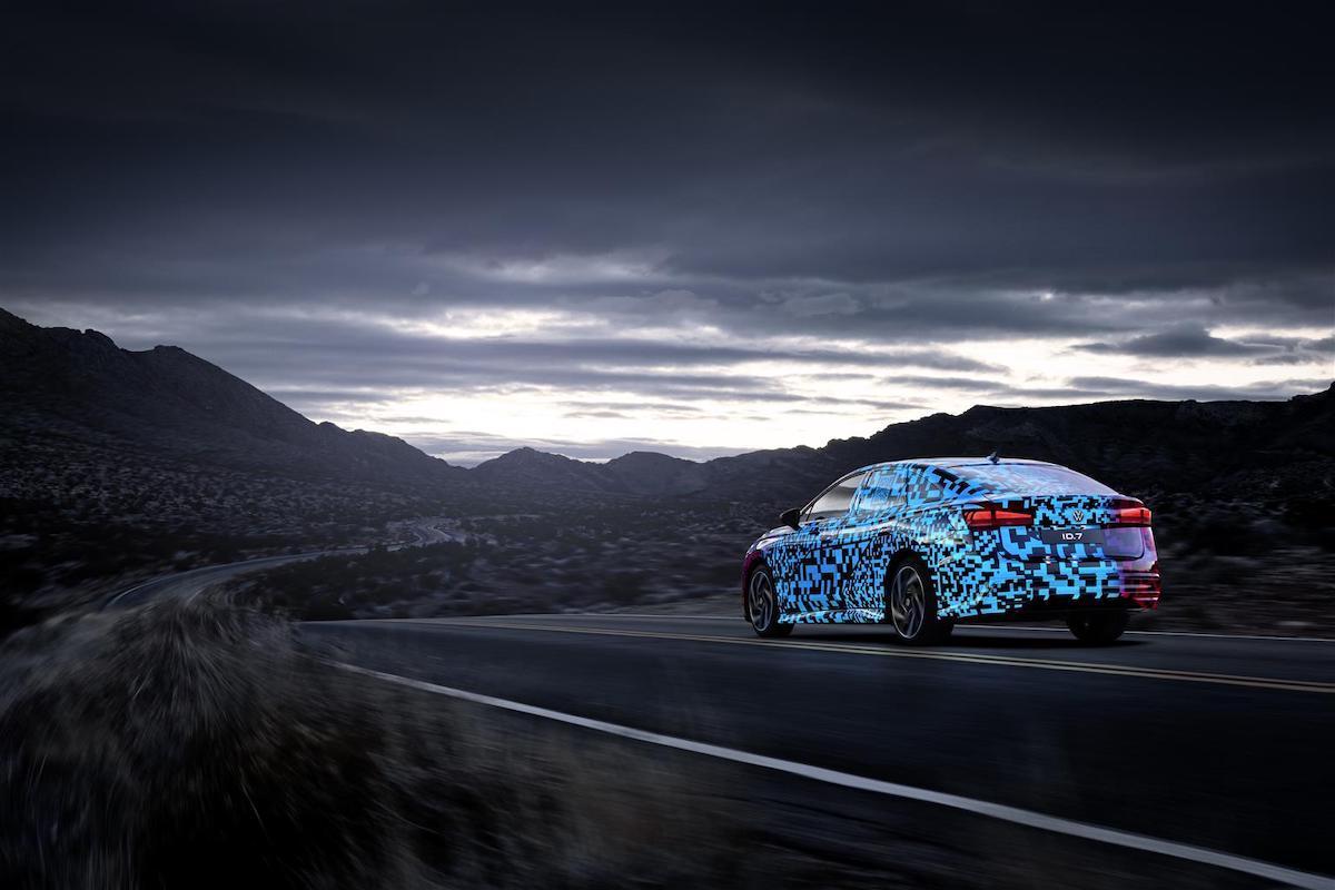 Volkswagen ID.7 esordisce al CES con un camuffamento digitale luminoso Volkswagen ID.7 esordisce al CES con un camuffamento digitale luminoso