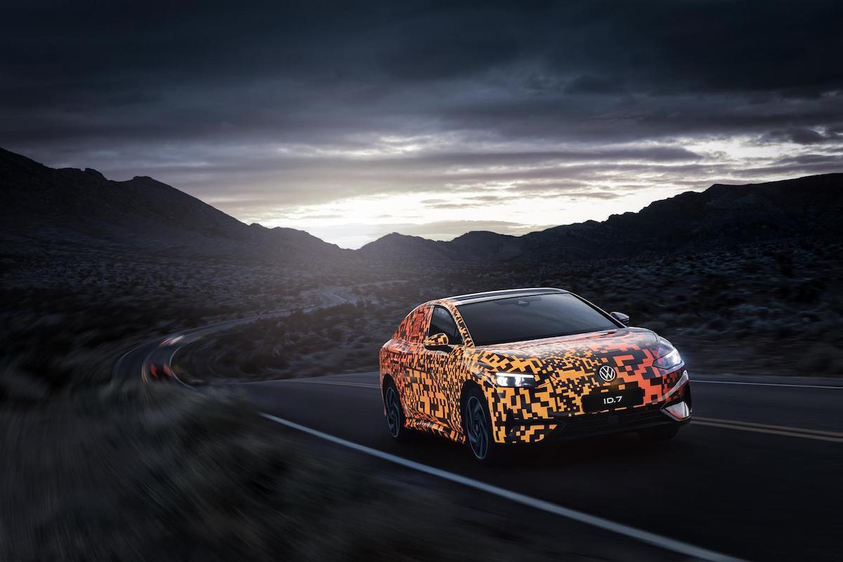 Volkswagen ID.7 esordisce al CES con un camuffamento digitale luminoso Volkswagen ID.7 esordisce al CES con un camuffamento digitale luminoso