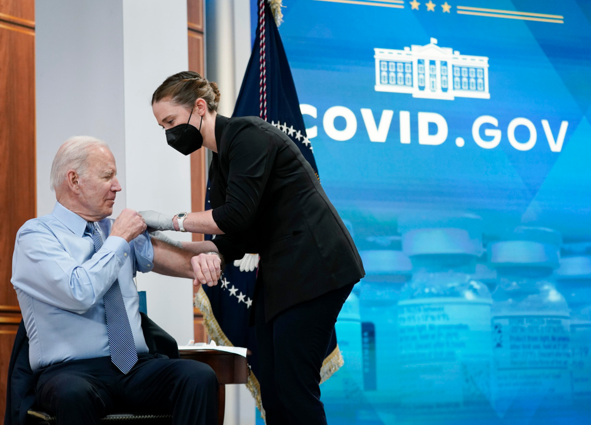 Mertens: “Nessuna variante distrugge l’immunità”. Ma negli Usa avanza Kraken