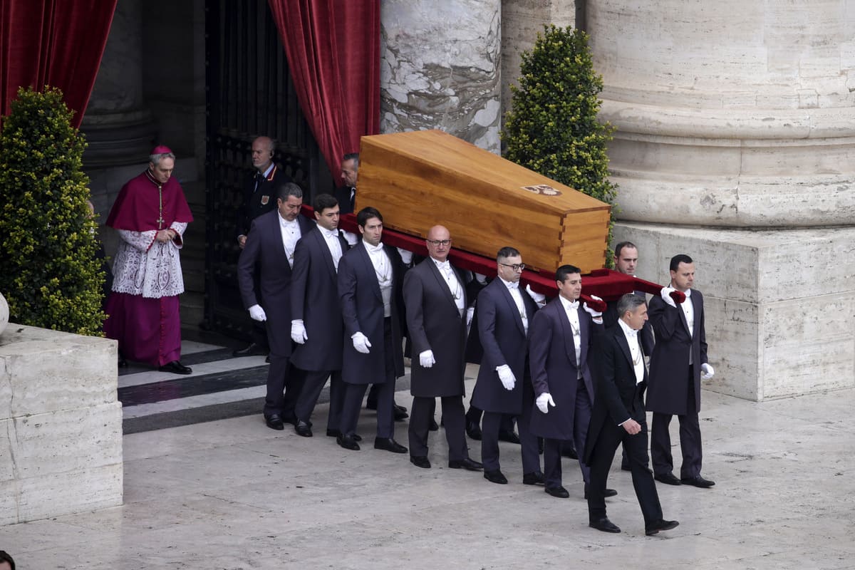 Funerali Ratzinger, oltre 50mila fedeli a San Pietro. La folla: “Santo subito”
