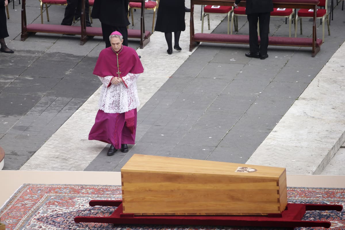 Funerali Ratzinger, oltre 50mila fedeli a San Pietro. La folla: “Santo subito”