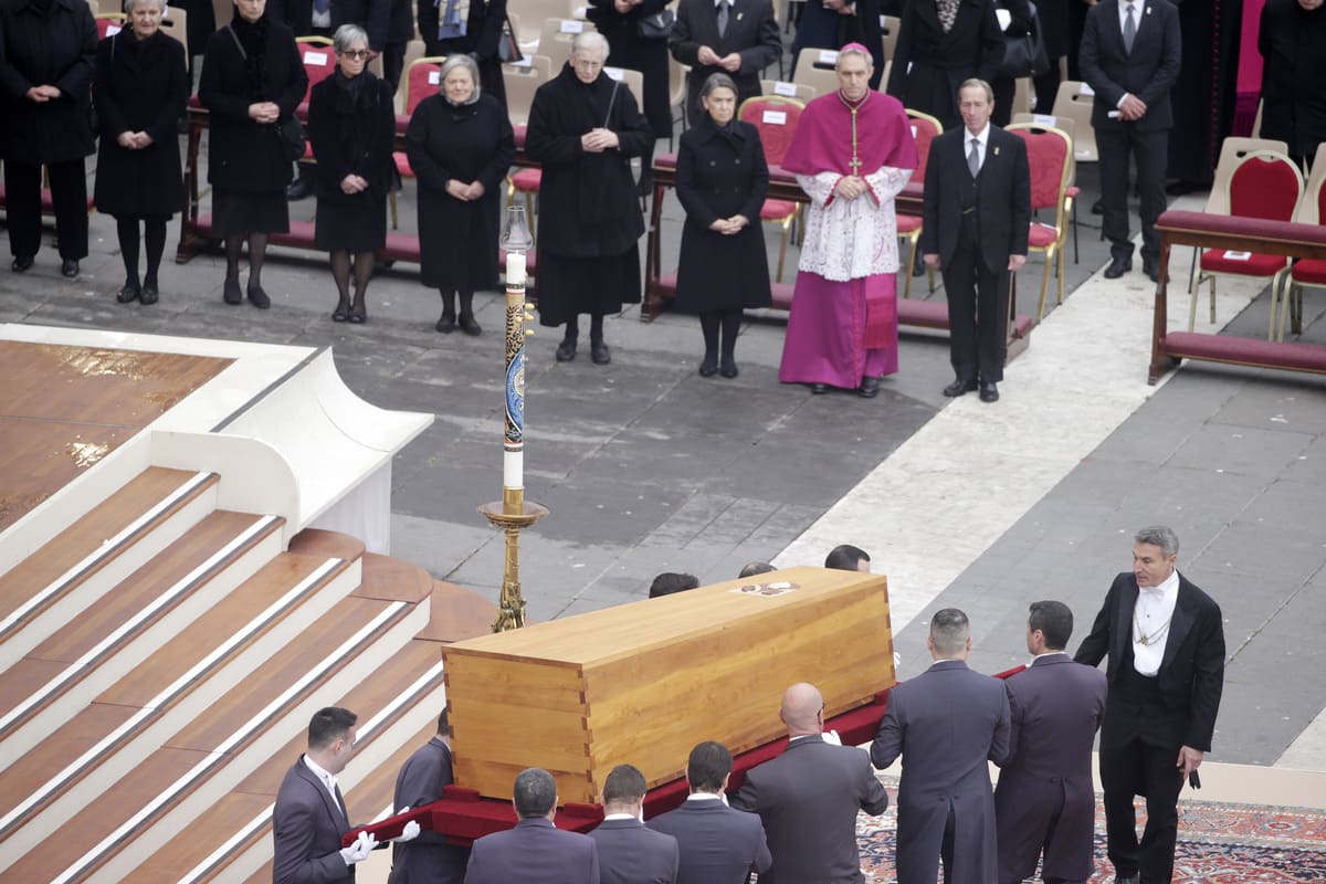 Funerali Ratzinger, oltre 50mila fedeli a San Pietro. La folla: “Santo subito”