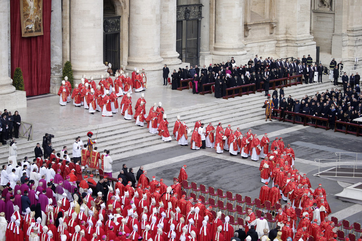 Funerali Ratzinger, oltre 50mila fedeli a San Pietro. La folla: “Santo subito”