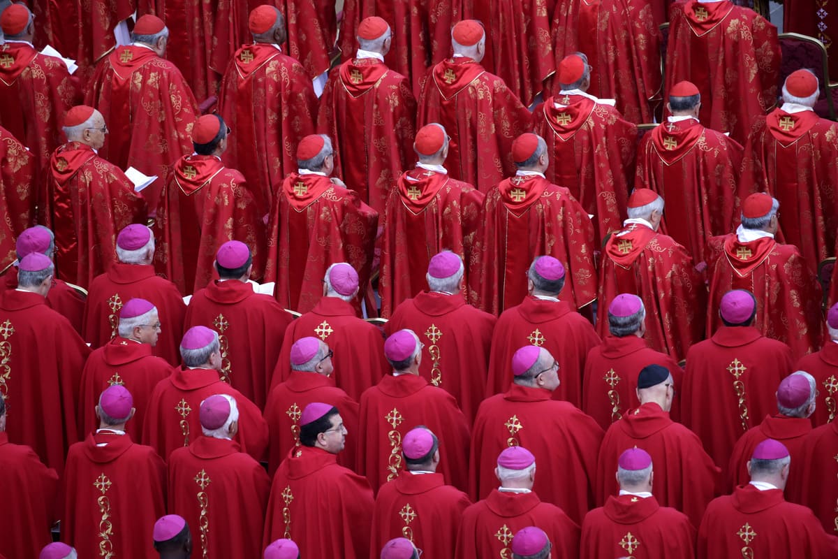 Funerali Ratzinger, oltre 50mila fedeli a San Pietro. La folla: “Santo subito”