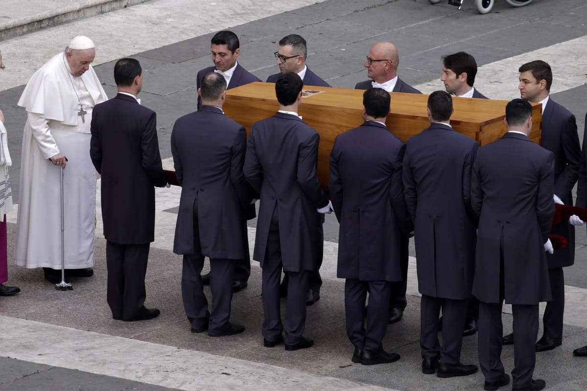 Funerali Ratzinger, oltre 50mila fedeli a San Pietro. La folla: “Santo subito”