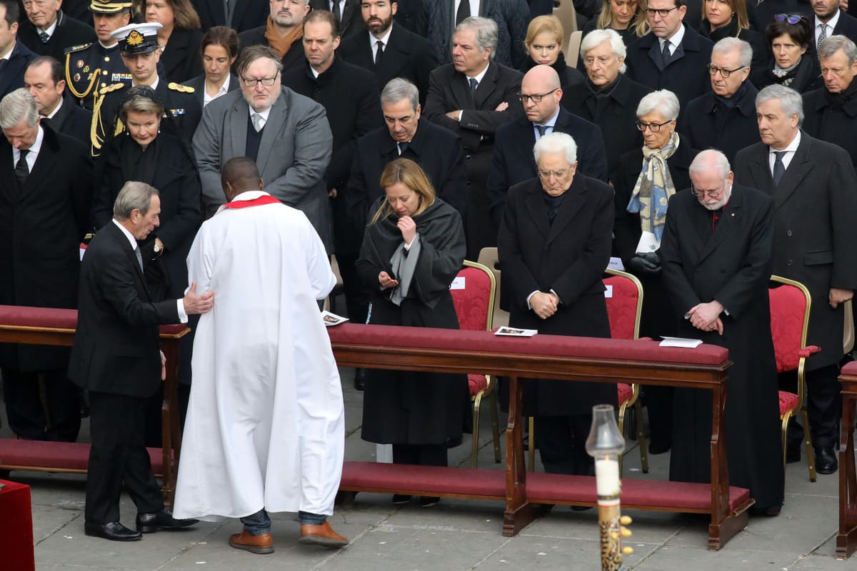 Funerali Ratzinger, oltre 50mila fedeli a San Pietro. La folla: “Santo subito”