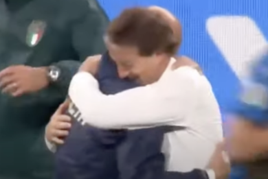 L’abbraccio struggente di Vialli e Mancini sul prato di Wembley a Euro21