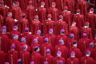 Ratzinger, faida dopo la morte. Conservatori vs Bergoglio. “Ritiro possibile”