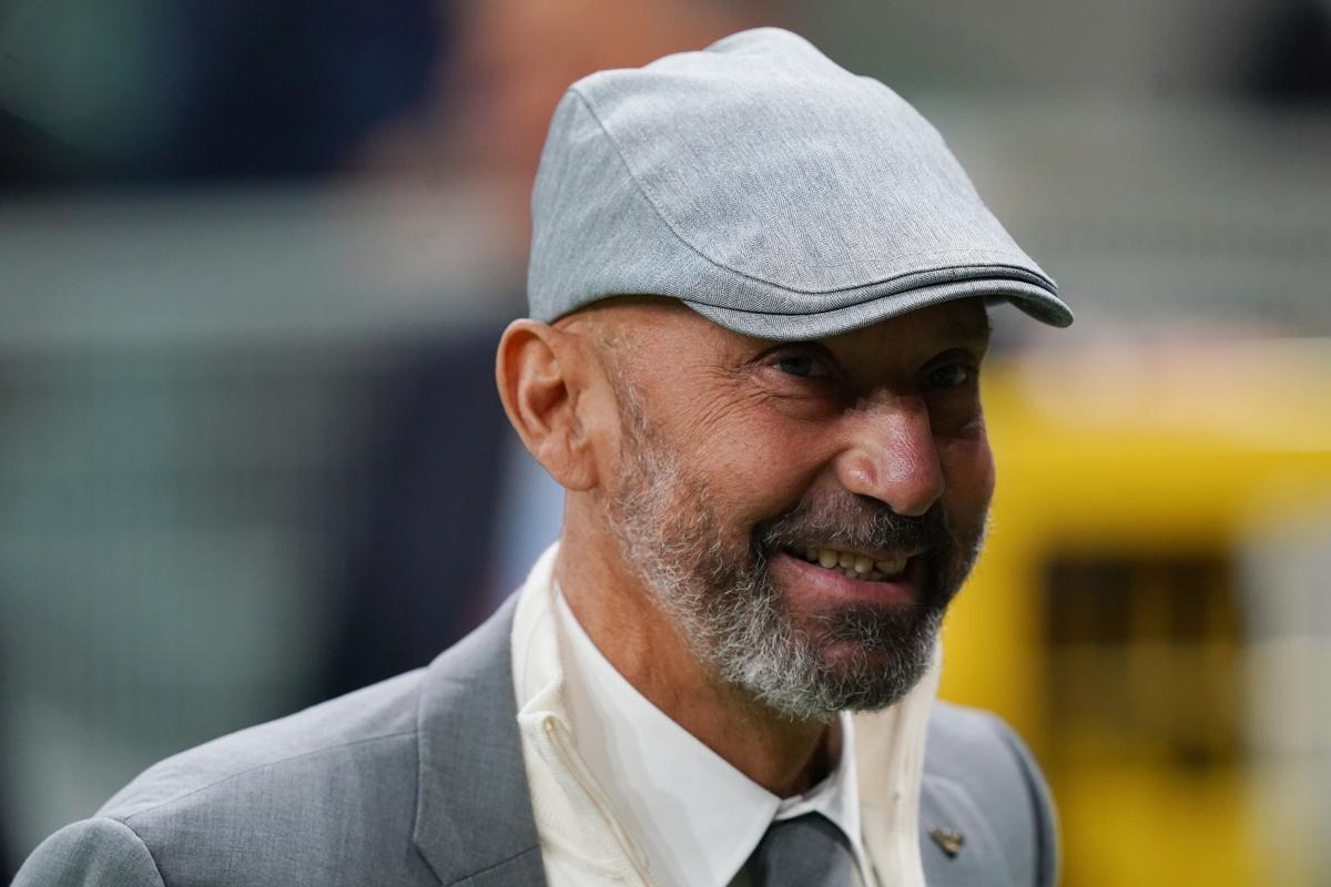Sei sfuggito come la palla che aggira la barriera. Poesia per Vialli Sei sfuggito come la palla che aggira la barriera. Poesia per Vialli