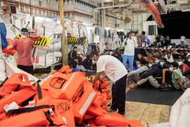 “Il porto assegnato è troppo lontano”. L’Ong recupera migranti, ma si lamenta