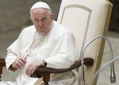 Vaticano, il piano segreto dei conservatori: portare Bergoglio alle dimissioni