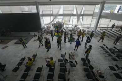 Bolsonaro come Trump: assalto al Parlamento dei suoi fan, che contestano Lula