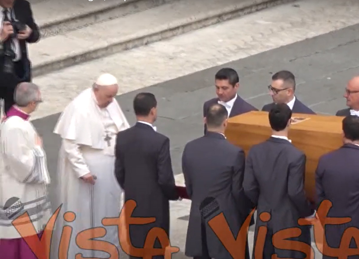 Il Papa: “Il chiacchiericcio arma letale”. Padre Georg e il libro che “scotta”