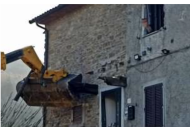 Arezzo, uccide il vicino sulla ruspa e il gip lo scarcera: “Legittima difesa”