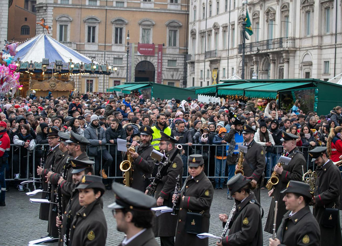 Befana piazza Navona, dopo Crepet la protesta corre sui social: “Mediocrità” Befana piazza Navona, dopo Crepet la protesta corre sui social: “Mediocrità”