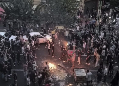 Iran, proteste davanti a un carcere contro esecuzioni. Altre condanne a morte