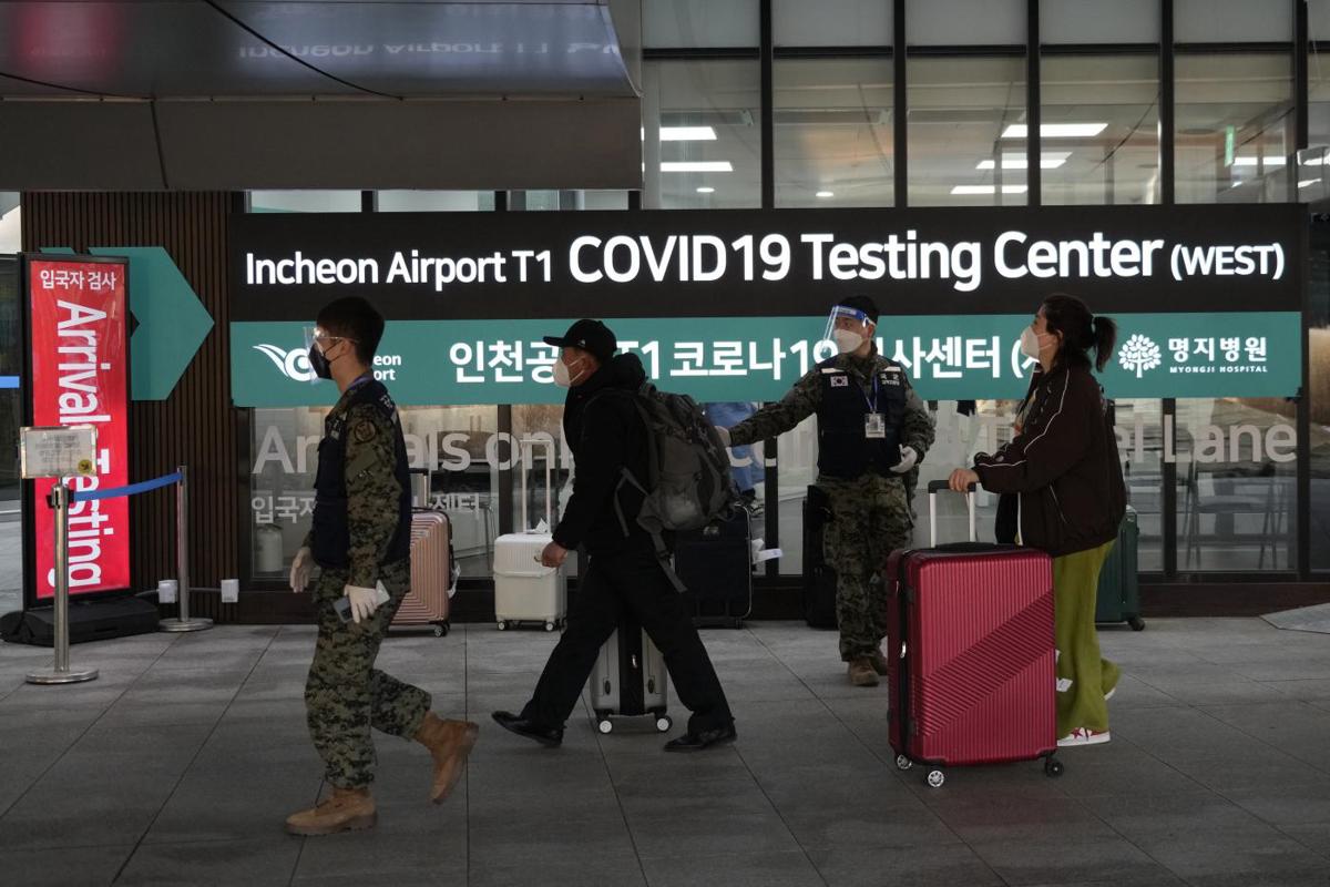 Covid, la vendetta della Cina sui test: “Stop ai visti”. Rischi per l’Italia Covid, la vendetta della Cina sui test: “Stop ai visti”. Rischi per l’Italia