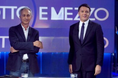 Caro benzina, Renzi e Travaglio all’unisono: “E’ colpa di Meloni e Salvini”