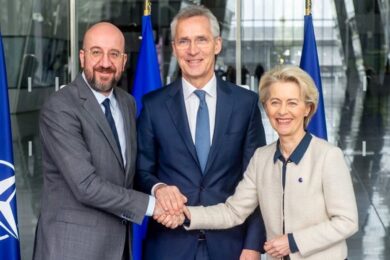 Nato e Ue firmano la terza dichiarazione di cooperazione: “Più aiuti a Kiev”