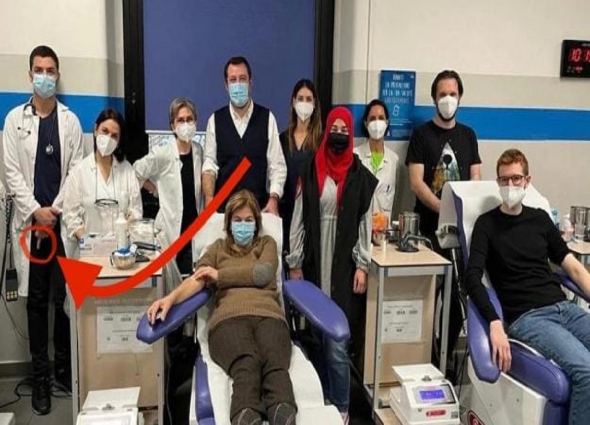 Dito medio nella foto con Salvini. Avis: “Gesto inqualificabile del medico” Dito medio nella foto con Salvini. Avis: “Gesto inqualificabile del medico”