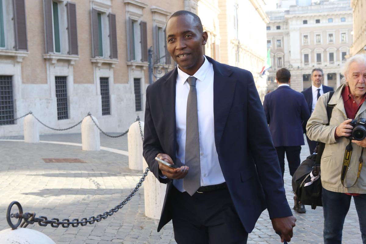 Soumahoro e la difesa razziale, finanziato anche da Raggi e Gualtieri Soumahoro e la difesa razziale, finanziato anche da Raggi e Gualtieri
