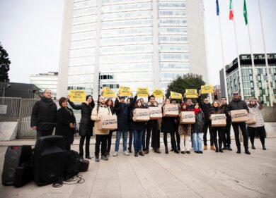 Il precariato è un pacco: flashmob con gli Skiantos a Palazzo Lombardia. FOTO
