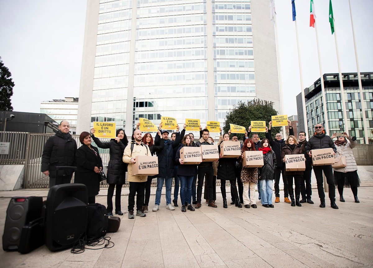 Il precariato è un pacco: flashmob con gli Skiantos a Palazzo Lombardia. FOTO Il precariato è un pacco: flashmob con gli Skiantos a Palazzo Lombardia. FOTO