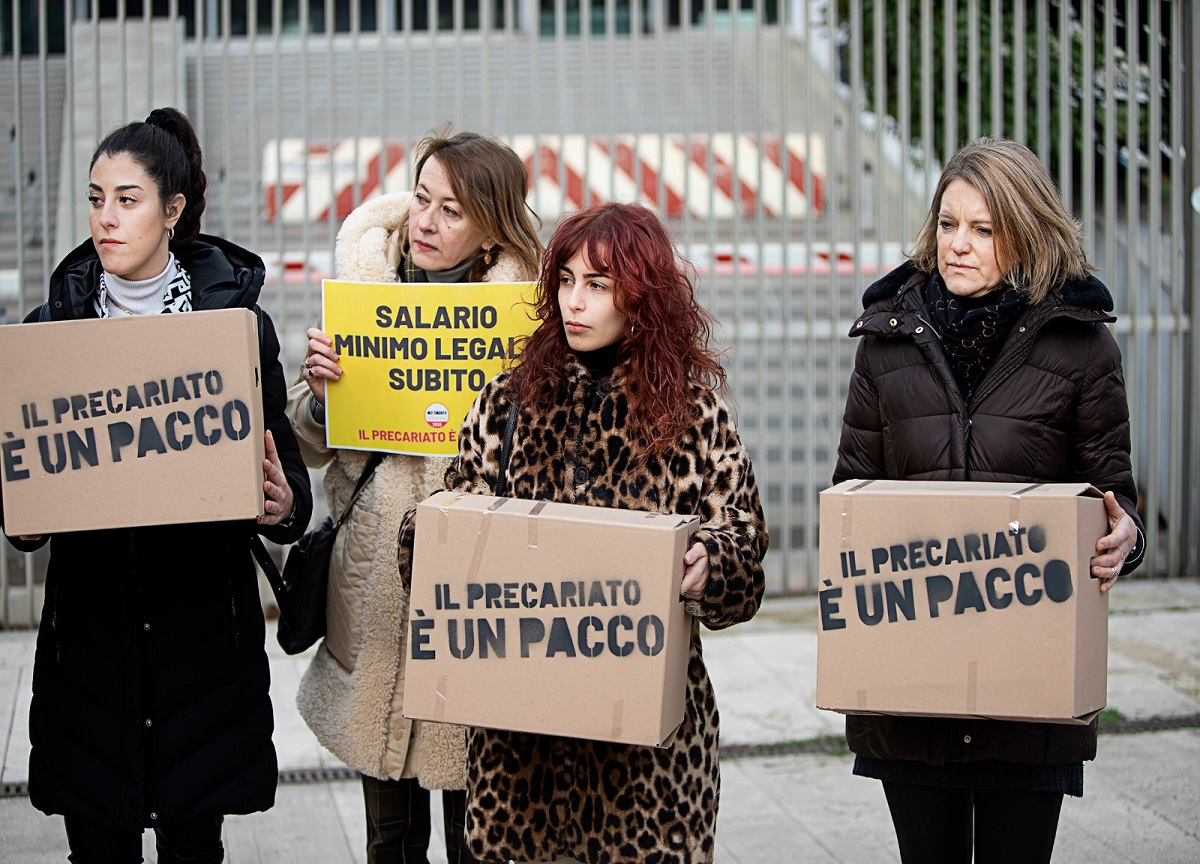 Il precariato è un pacco: flashmob con gli Skiantos a Palazzo Lombardia. FOTO Il precariato è un pacco: flashmob con gli Skiantos a Palazzo Lombardia. FOTO