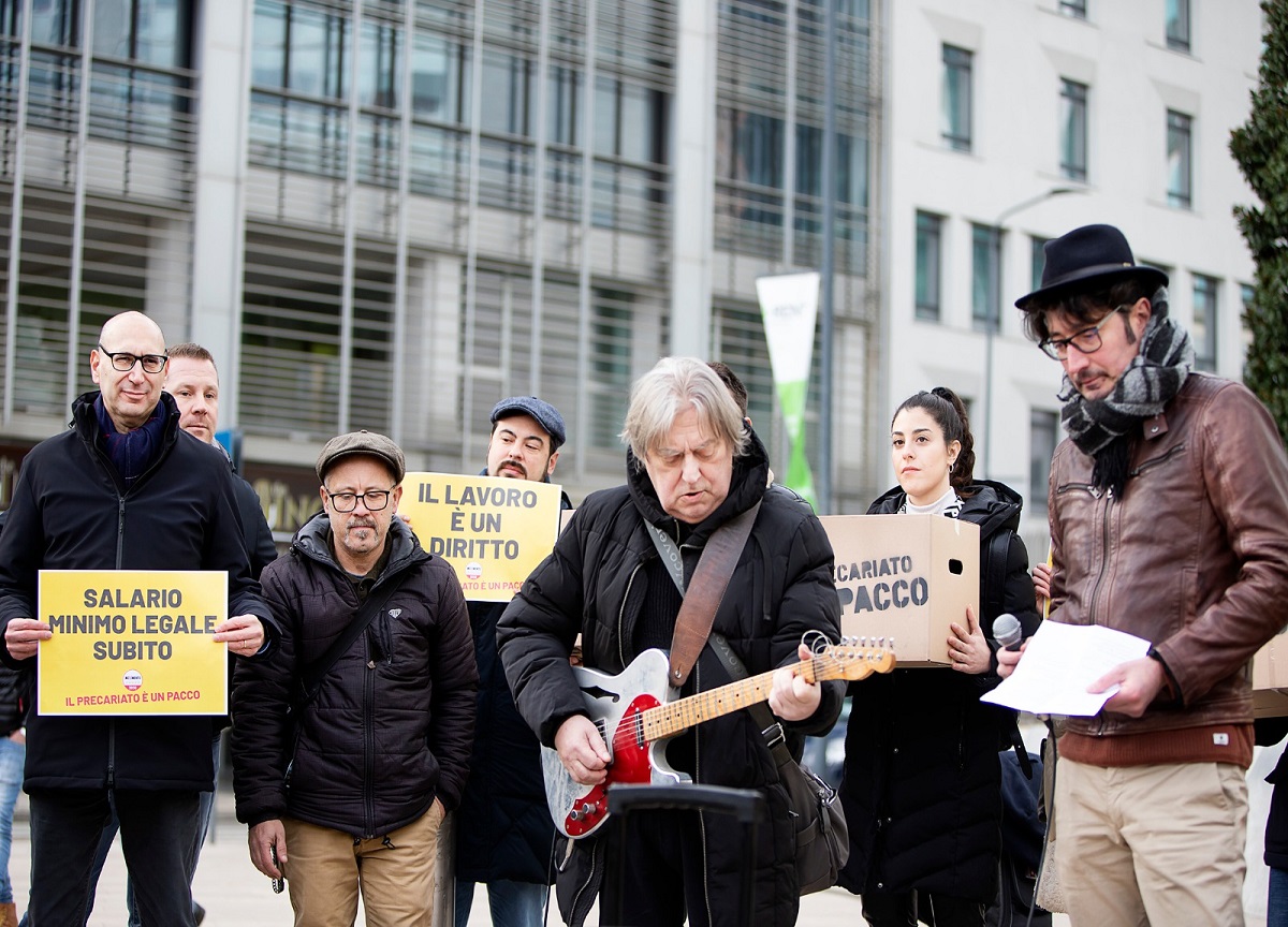 Il precariato è un pacco: flashmob con gli Skiantos a Palazzo Lombardia. FOTO Il precariato è un pacco: flashmob con gli Skiantos a Palazzo Lombardia. FOTO