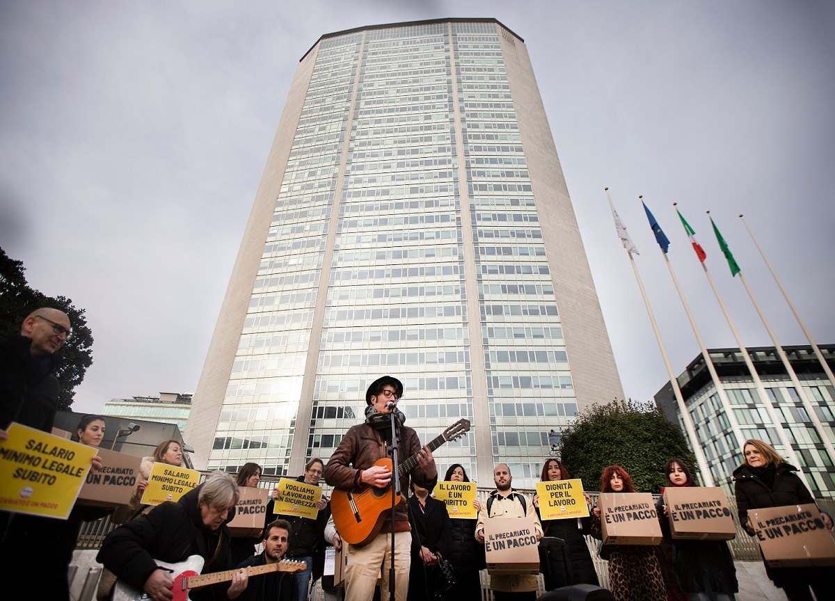 Il precariato è un pacco: flashmob con gli Skiantos a Palazzo Lombardia. FOTO Il precariato è un pacco: flashmob con gli Skiantos a Palazzo Lombardia. FOTO