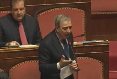 La doppia gaffe di Gasparri in Parlamento: sbaglia su Crimea e unità d’Italia