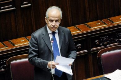 Calcio: Piantedosi, ‘stop trasferte tifosi Roma e Napoli per due mesi’