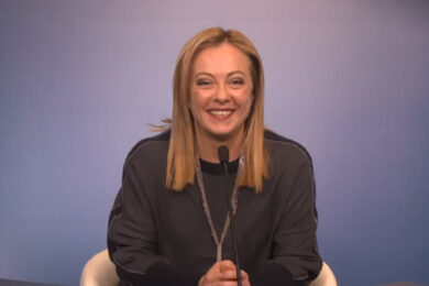 Meloni cita Garibaldi: “Qui o si fa l’Italia o si muore” E sullo spread…