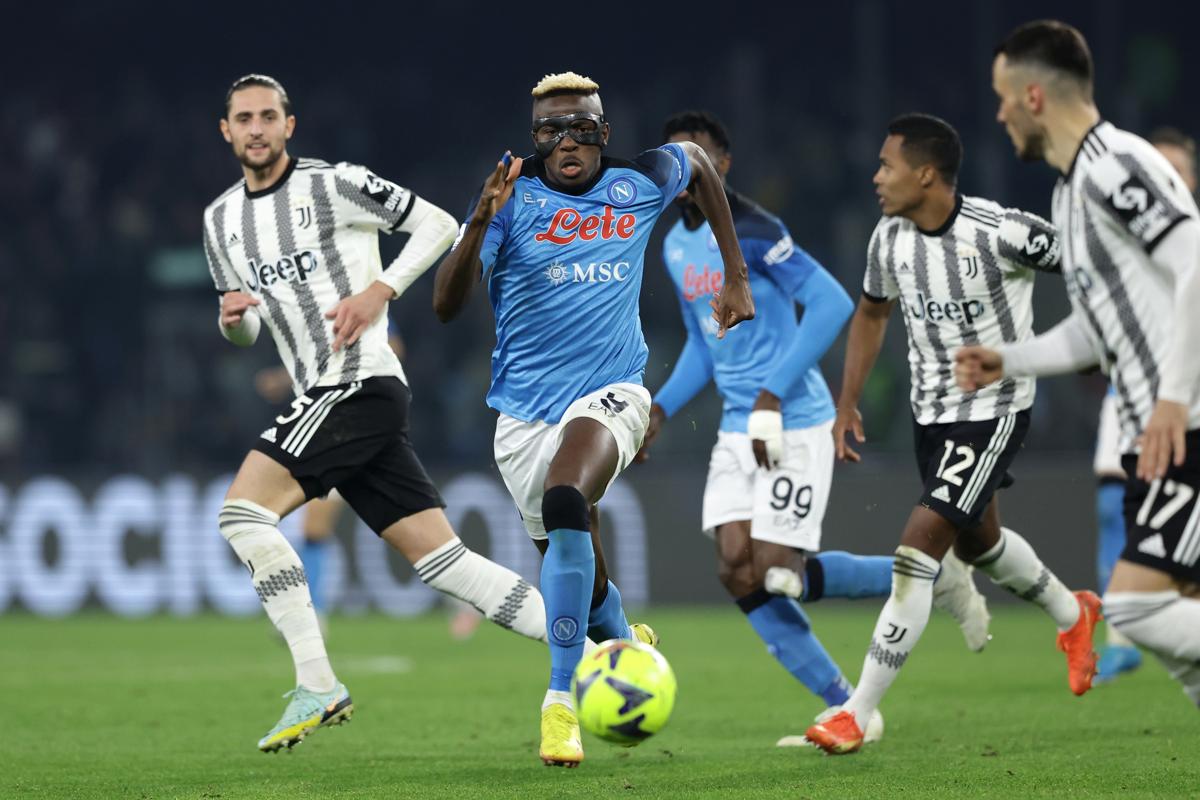 Spalletti insegue Allegri per la stretta di mano dopo Napoli-Juventus. Video virale Spalletti insegue Allegri per la stretta di mano dopo Napoli-Juventus. Video virale