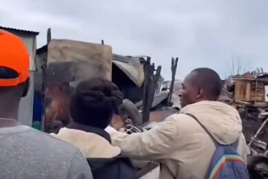 Soumahoro fra i braccianti di San Severo dopo l’incendio di alcune baracche