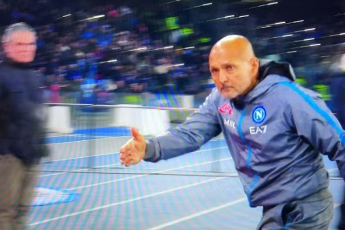 Spalletti insegue Allegri per la stretta di mano dopo Napoli-Juventus. Video virale Spalletti insegue Allegri per la stretta di mano dopo Napoli-Juventus. Video virale