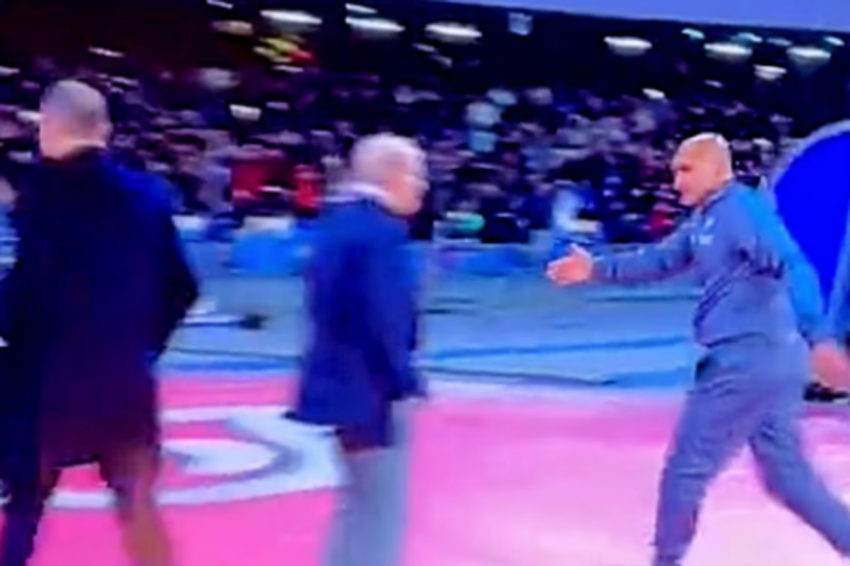 Spalletti insegue Allegri per la stretta di mano dopo Napoli-Juventus. Video virale Spalletti insegue Allegri per la stretta di mano dopo Napoli-Juventus. Video virale