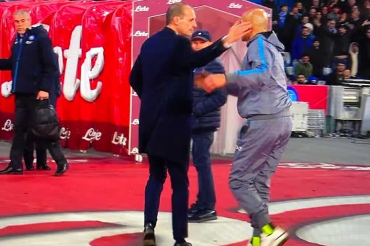 Spalletti insegue Allegri per la stretta di mano dopo Napoli-Juventus. Video virale Spalletti insegue Allegri per la stretta di mano dopo Napoli-Juventus. Video virale