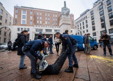 Nuovo blitz di Ultima Generazione. Imbrattato “Il Dito” di Cattelan