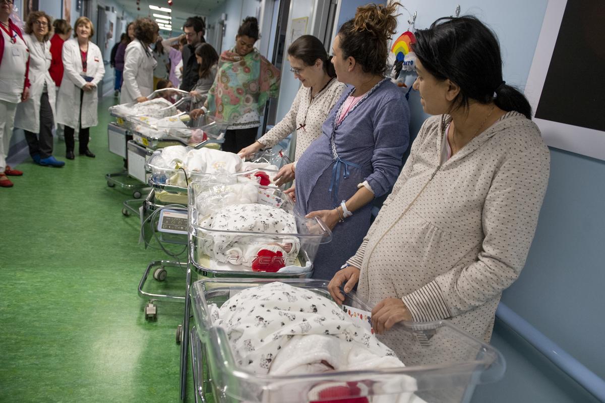Evento più unico che raro a Napoli, mamma e figlia partoriscono insieme Evento più unico che raro a Napoli, mamma e figlia partoriscono insieme
