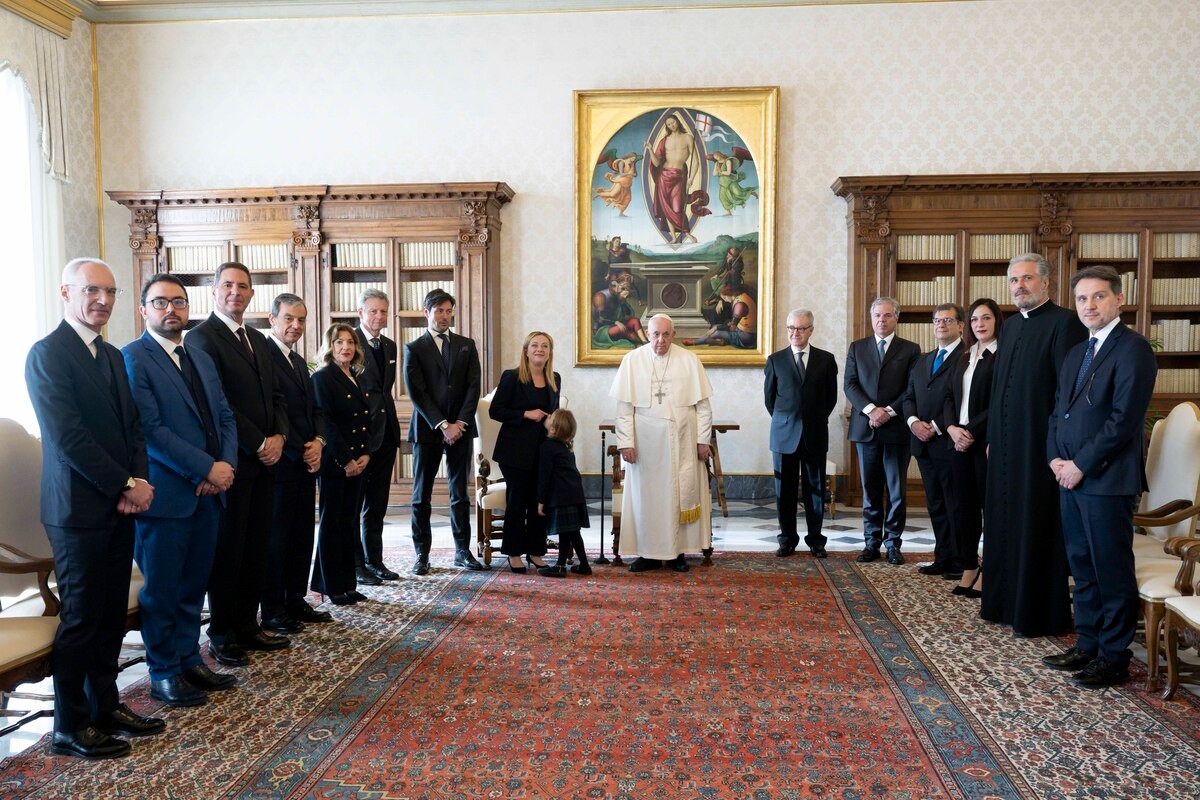 Meloni e la svolta conservatrice del Papa: così muta il dialogo Chigi-Vaticano Meloni e la svolta conservatrice del Papa: così muta il dialogo Chigi-Vaticano