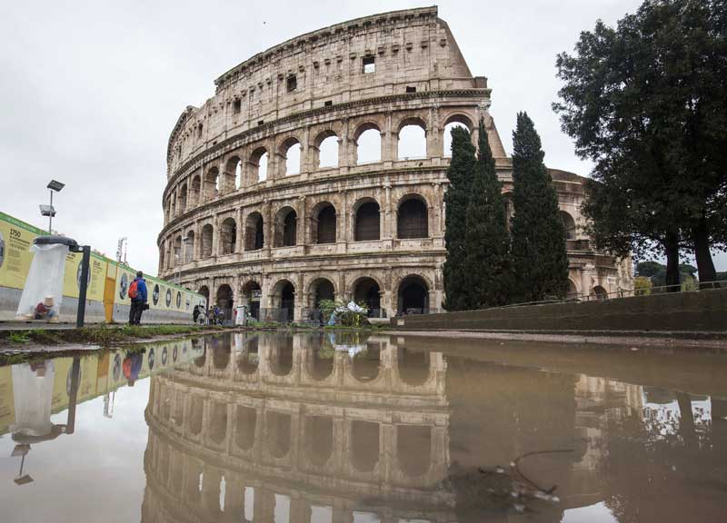 Maltempo a Roma, chiuse le banchine del Tevere. Vento forte e mareggiate