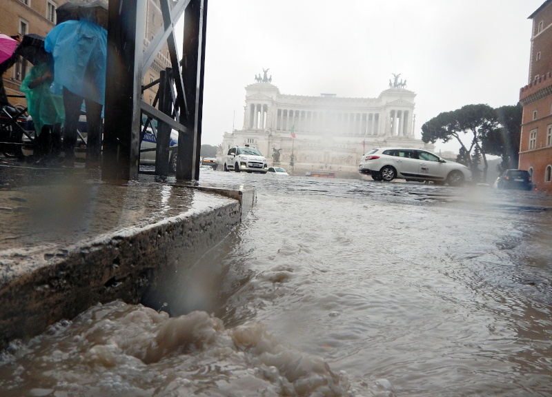 Maltempo a Roma, chiuse le banchine del Tevere. Vento forte e mareggiate