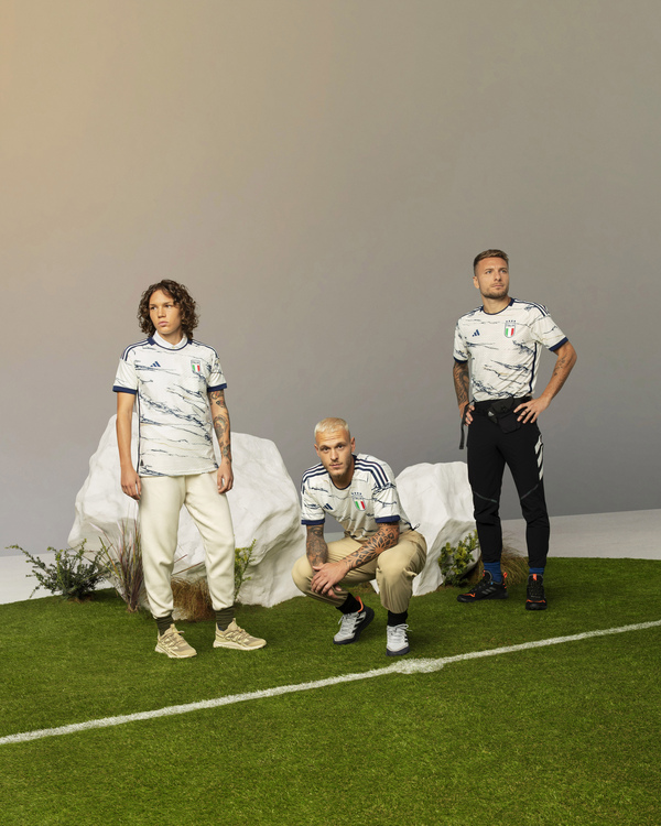 Italia, nuova maglia adidas “di marmo” (tutti i segreti) con Del Piero-Blanco